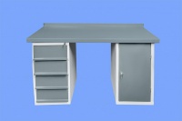 Dílenský pracovní stůl s jednou stolovou skříňkou se šuplíky a jednou stolovou skříňkou s policemi